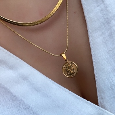 Colares dourados com pendente redondo e roupa branca