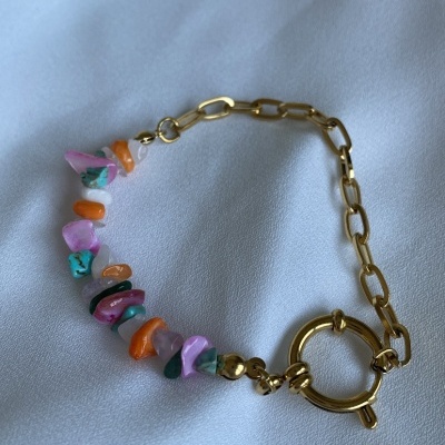 Pulseira dourada com pedras naturais coloridas em fundo branco