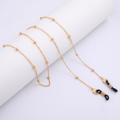 Cadeias douradas com esferas e fechos pretos