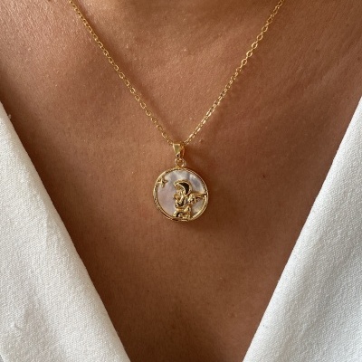 Colar dourado com pendente circular e design em relevo