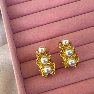 Brincos dourados com pérolas em caixa almofadada rosa