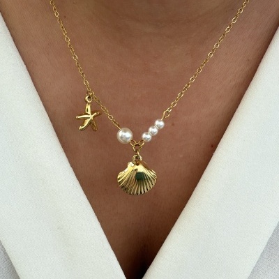 Colar com concha dourada, estrela do mar e pérolas em corrente fina dourada