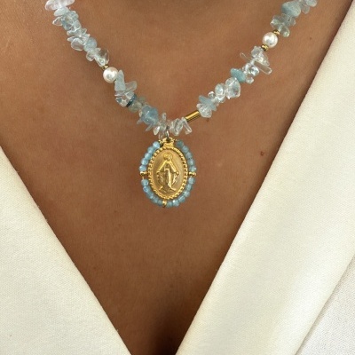 Colar com pedras azuis, pérolas e pendente dourado oval