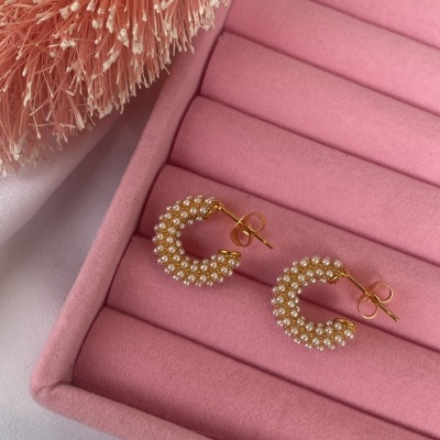 Brincos meia-lua com pérolas brancas em caixa rosa acolchoada