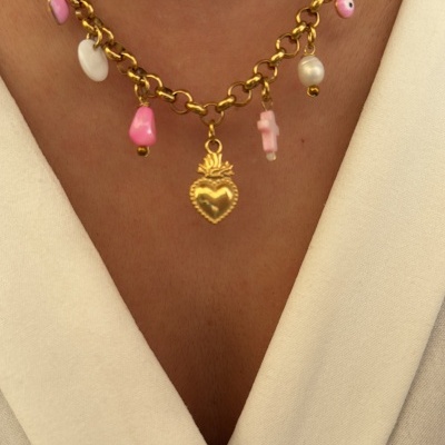 Colar dourado com pendentes coloridos e coração central