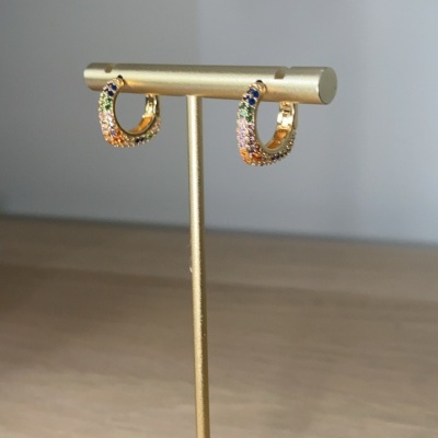 Brincos de argola dourados com pedras coloridas em suporte dourado