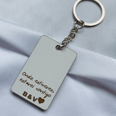 Porta-chaves retangular branco com texto e corrente metálica