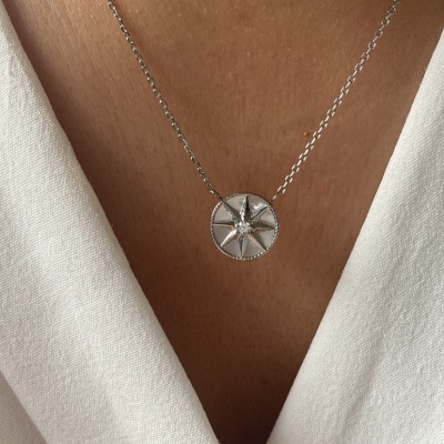 Colar prateado com pendente redondo e desenho de estrela com cristal no centro