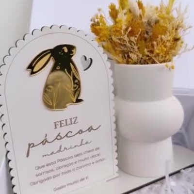 Box&#x20;feliz&#x20;P&#x00E1;scoa&#x20;com&#x20;jarra&#x20;,&#x20;flores&#x20;secas&#x20;e&#x20;base&#x20;madeira