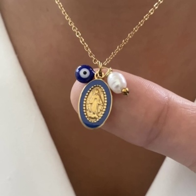 Colar dourado com pendentes azul, pérola e medalhão oval