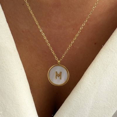 Colar duplo com pendente letra M e corrente de pérolas brancas