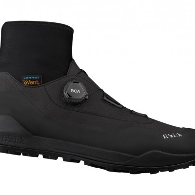 Sapatilha de ciclismo preta com sistema BOA e etiqueta Gore-Tex