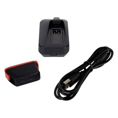 Carregador com base, cabo USB e acessório pequeno.