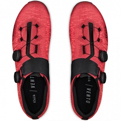 Par de sapatos vermelhos com fecho de botões pretos