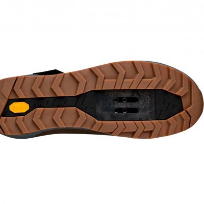 Sola de sapato preta e castanha com padrão antiderrapante