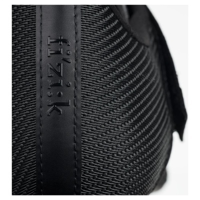 Detalhe de mala ou mochila preta com textura trançada e tira de couro com texto 'fitzik'