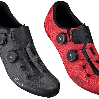 Par de sapatilhas de ciclismo preta e vermelha com sistema de ajuste rotativo