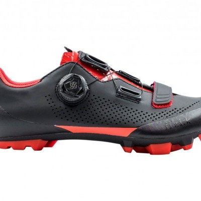 Sapatilha de ciclismo preta e vermelha com sistema de ajuste rotativo e velcro.