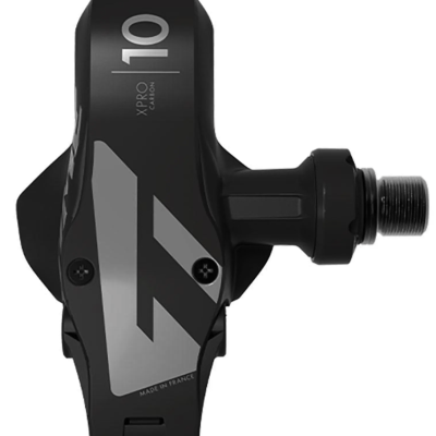 Pedal de bicicleta preto com textos e detalhes cinza