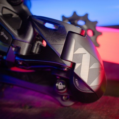 Peça de mudança de bicicleta preta com padrão geométrico cinza e roda dentada