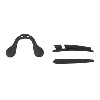 Conjunto de três peças pretas de plástico ou borracha em fundo branco