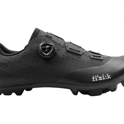 Sapatilha de ciclismo preta com fecho de rosca e sola com cravos