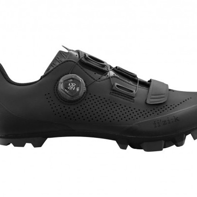 Sapatilha de ciclismo preta com sistema de fecho BOA e sola com cravos