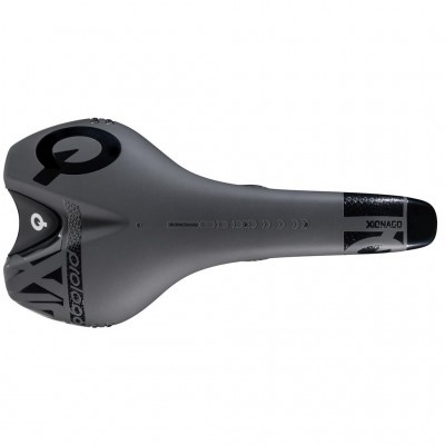 Selim de bicicleta cinza e preto com padrões e texto Q e XIONAGO