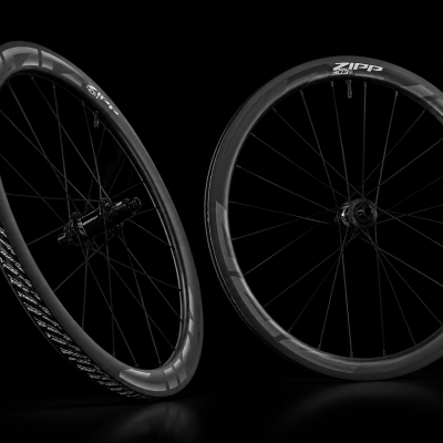 Duas rodas de bicicleta Zipp 303 pretas com grafismos cinzentos e brancos em fundo preto