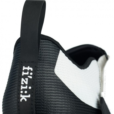 Sapato desportivo preto e branco com texto fi'zi:k
