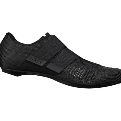 Sapatilha de ciclismo preta com fecho em velcro e tecido de malha