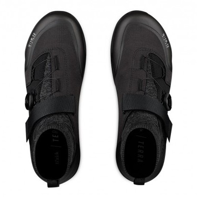 Par de sapatilhas pretas para ciclismo com fecho de tira e rolete