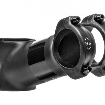 Avanço de guiador preto para bicicleta com texto branco CONOR e símbolos He.