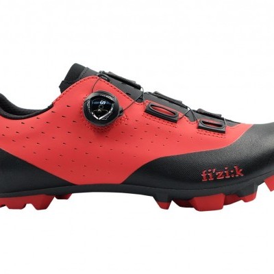 Sapatilha de ciclismo vermelha e preta com fecho de botão giratório