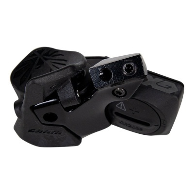 Componente mecânico preto com texto SRAM e XG