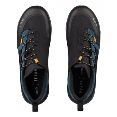 Par de sapatilhas de caminhada pretas e azuis com detalhes amarelos e atacadores padrão preto e amarelo