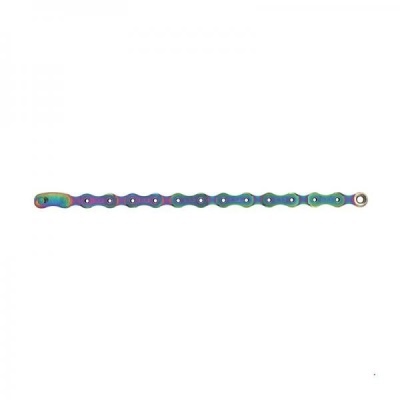 Corrente metálica iridescente de bicicleta sobre fundo branco