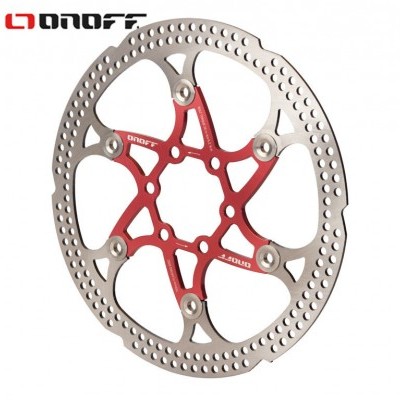 Disco de travão metálico prateado com estrutura vermelha da marca ONOFF