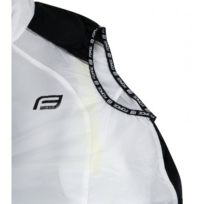 Interior de casaco branco com gola preta e logotipo 'FORCE'