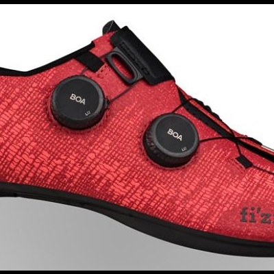 Sapato de ciclismo vermelho com solado preto e ajuste por botões