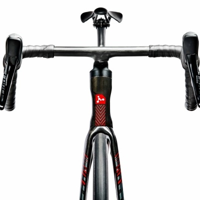 Bicicleta de estrada preta com guiador curvo e detalhes vermelhos