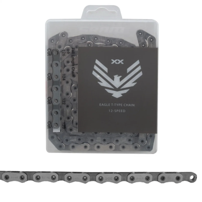 Corrente de bicicleta prateada com embalagem plástica transparente e etiqueta preta com texto e logótipo