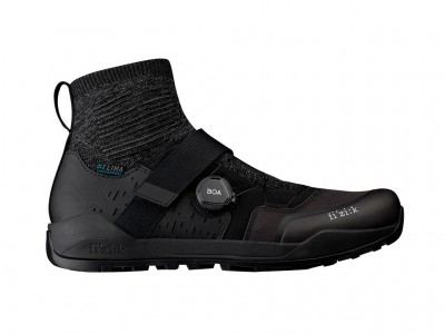 Calçado desportivo preto com cano alto e fecho BOA