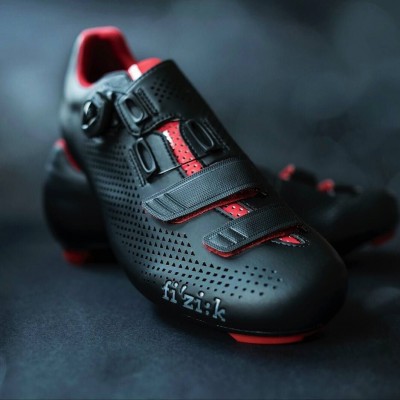 Sapato de ciclismo preto com detalhes vermelhos e fecho ajustável