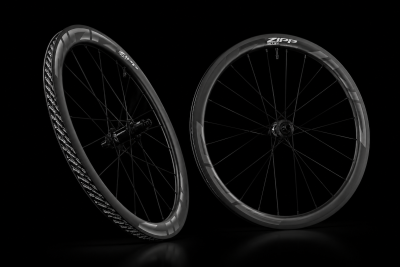 Duas rodas de bicicleta Zipp 303 pretas com grafismos cinzentos e brancos em fundo preto