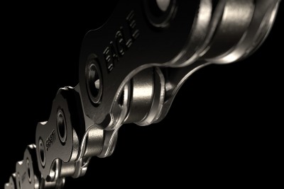 Corrente metálica de bicicleta em close-up com textos gravados