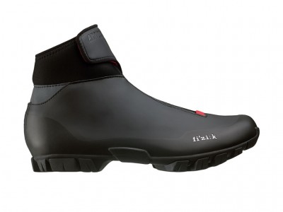 Bota de ciclismo preta com sola preta e logo fizk branco