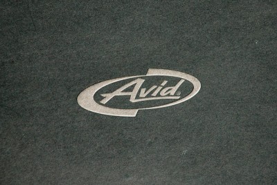 Logótipo 'Avid' em fundo cinzento escuro