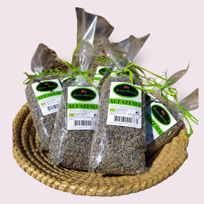 Cinco embalagens de alfazema seca em saco plástico transparente com etiquetas verdes e brancas em base de palha trançada