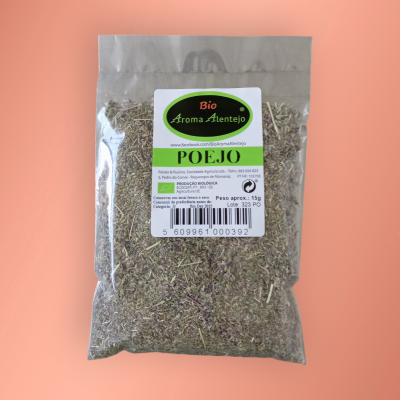 Pacote plástico com ervas secas Póejo, rótulo Bio Aroma Alentejo, fundo laranja
